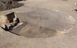 Бугры. Курган №4. Могила-1. Выявленный ряд крупных камней в заполнении восточной половины могильной ямы