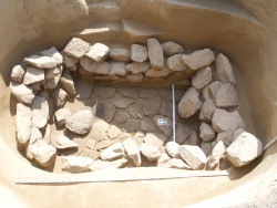 Бугры. Курган №4. Могила-1. Зачищенная каменная внутримогильная конструкция со следами разрушений