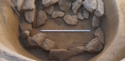 Бугры. Курган №4. Могила-1. Часть основания каменной конструкции, установленной в восточной части могильной ямы