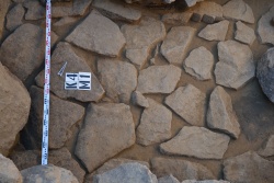 Бугры. Курган №4. Могила-1. Пол из каменных плит, уложенных на дне погребальной камеры